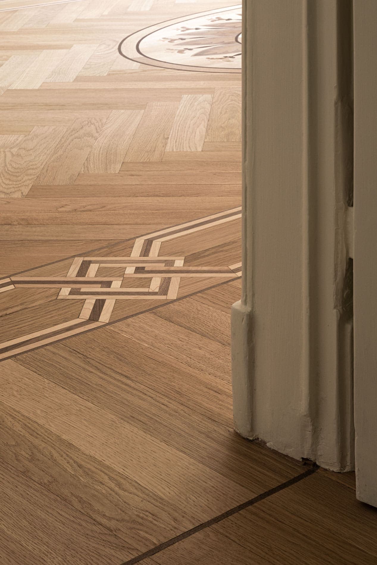Oak parquet, herringbone with border and inlay