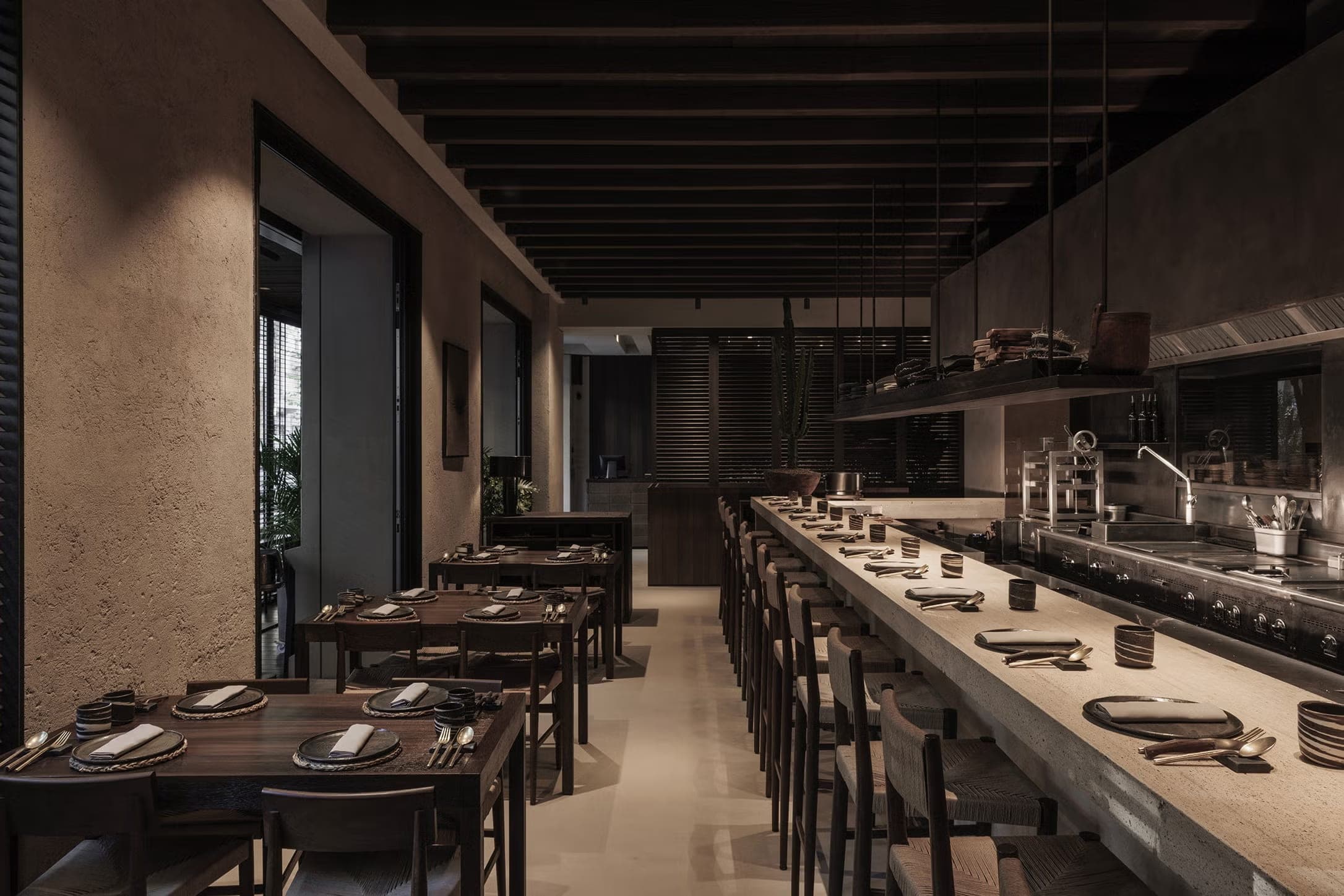Vista panoramica dell intero ristorante YAPA con sala, bancone cucina a vista e struttura a doghe al soffitto