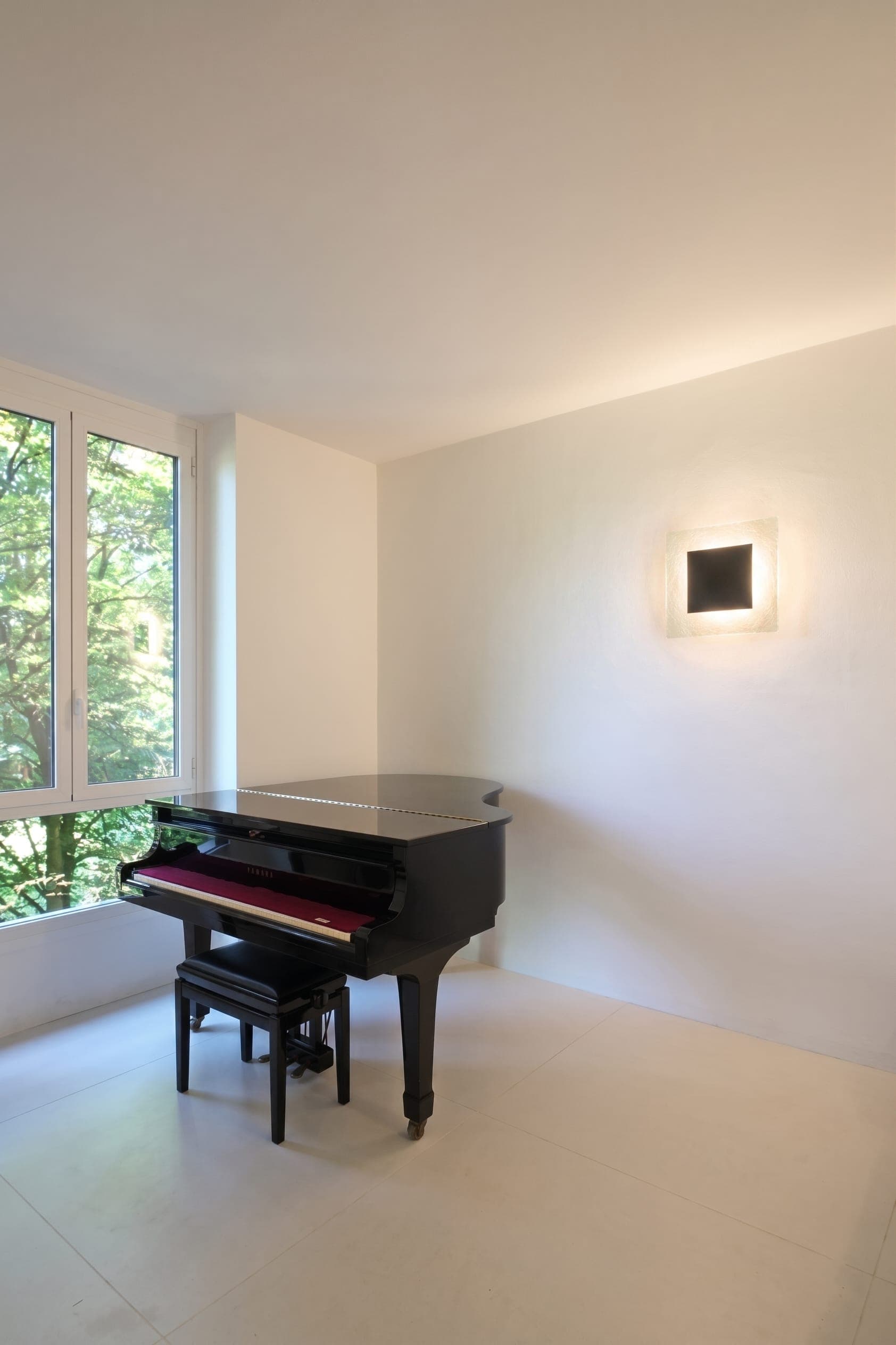 Zona lavanderia con pannello verticale grigio, piano bianco e lavello