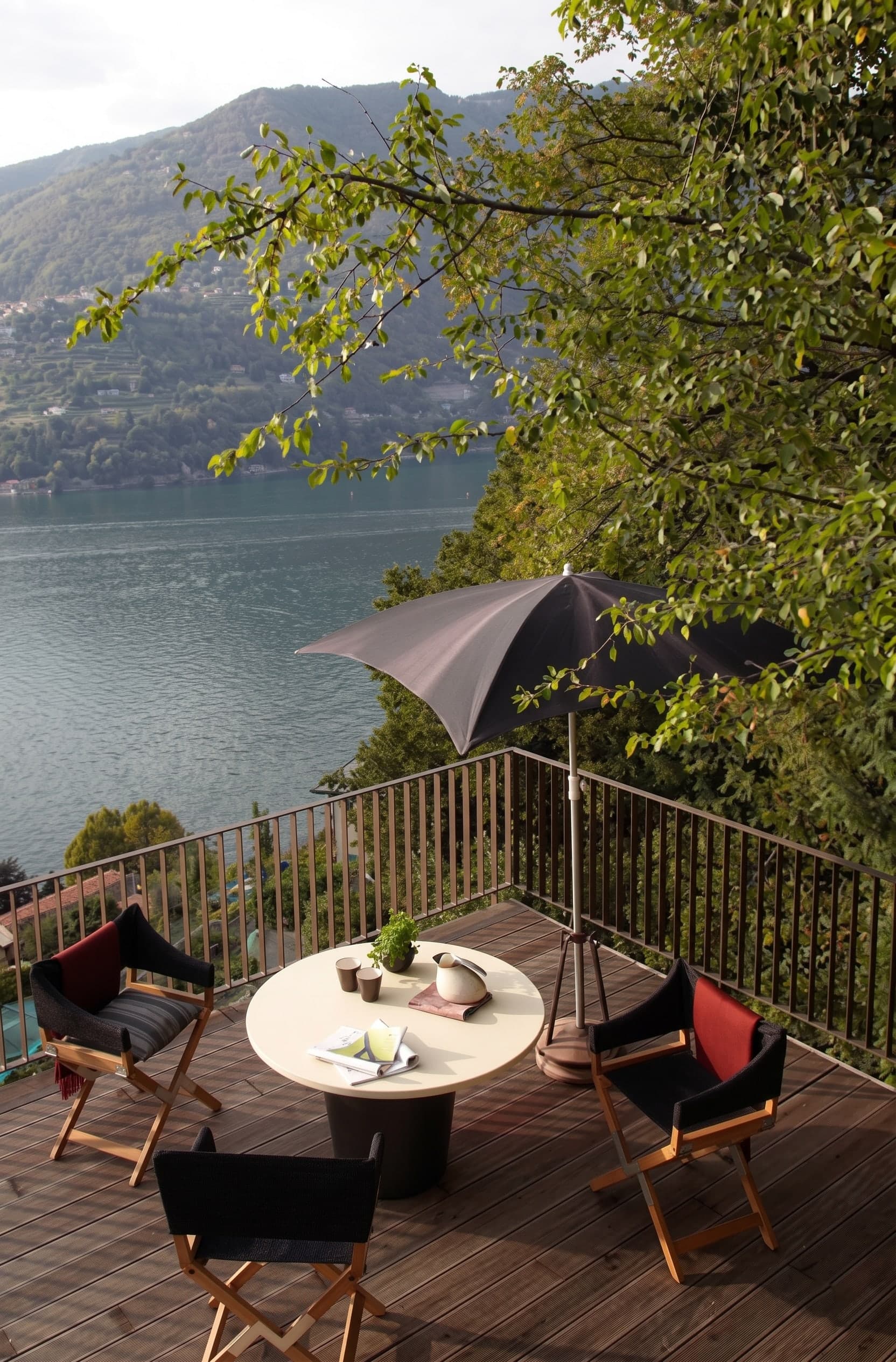 Terrazza con sedute outdoor vista lago e pergolato con tavolo da pranzo e piante