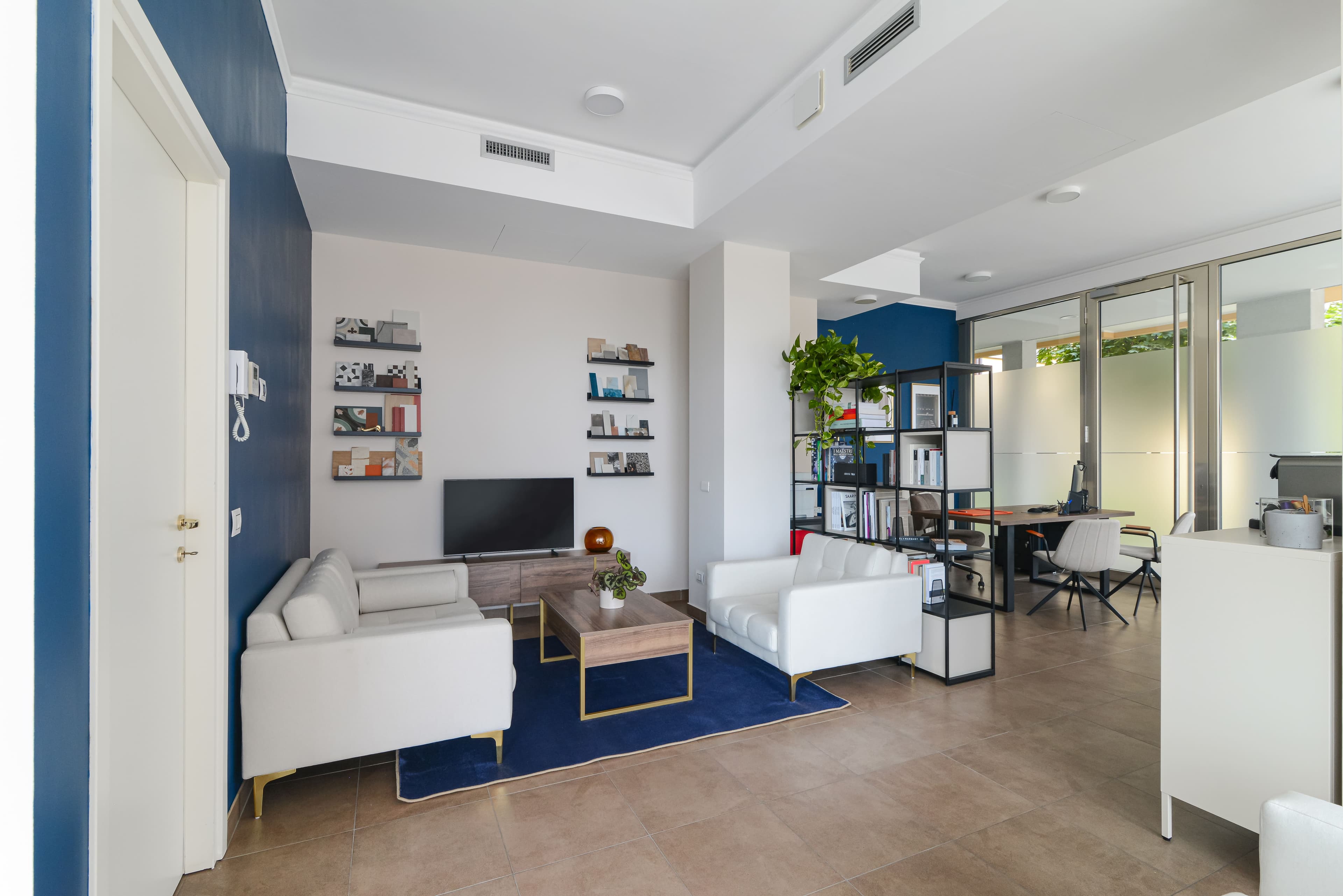Vista generale dello showroom-ufficio Ciciriello Centro Stile con area lounge e zona operativa