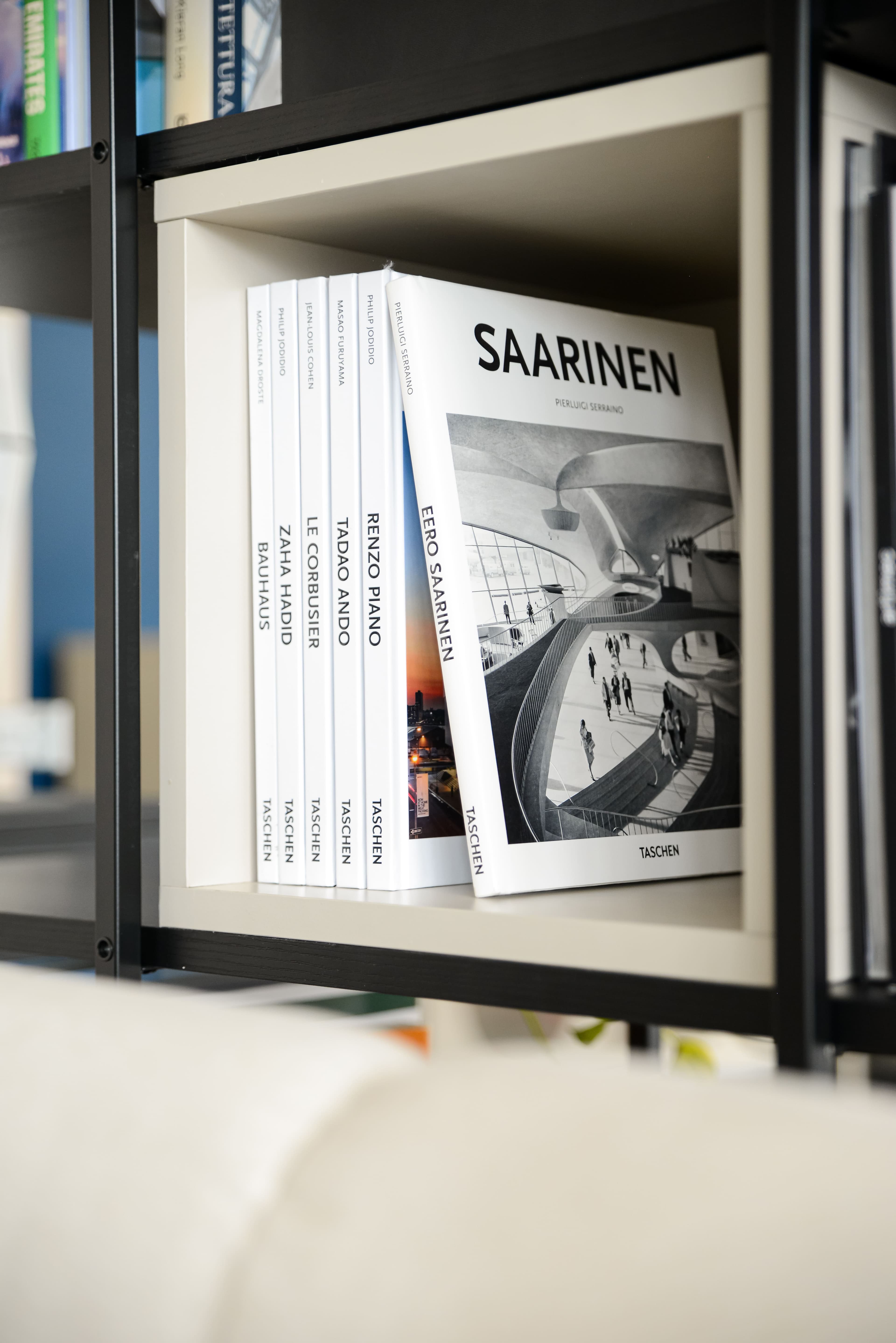 Dettaglio mensola con monografie Taschen di architettura e design