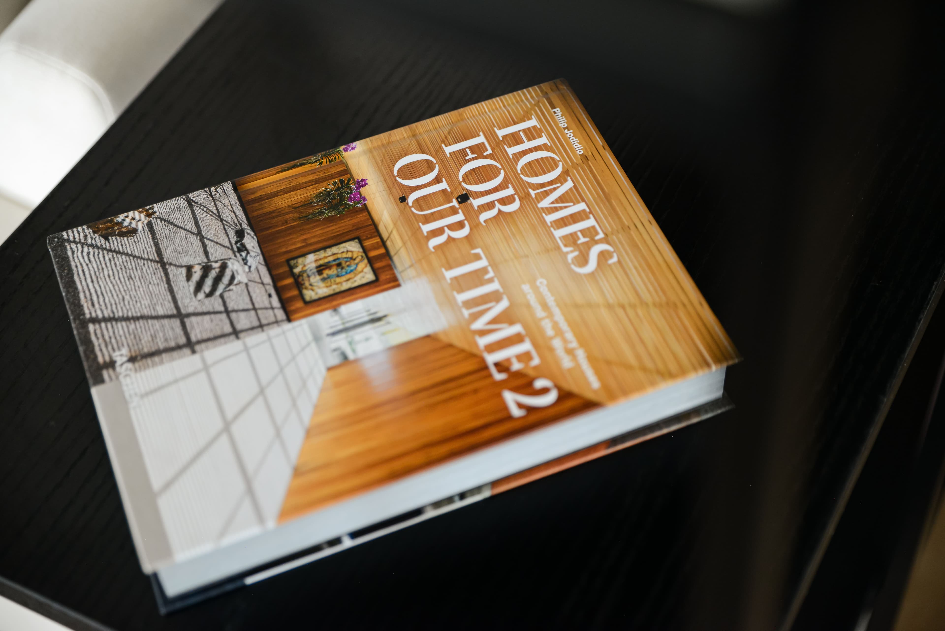 Dettaglio libro di design su superficie in legno scuro