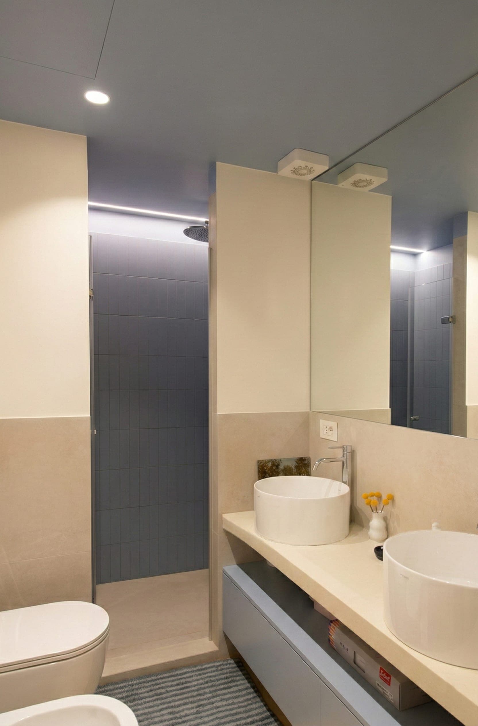 Bagno con mobile alto, retroilluminazione LED e lavabo a catino