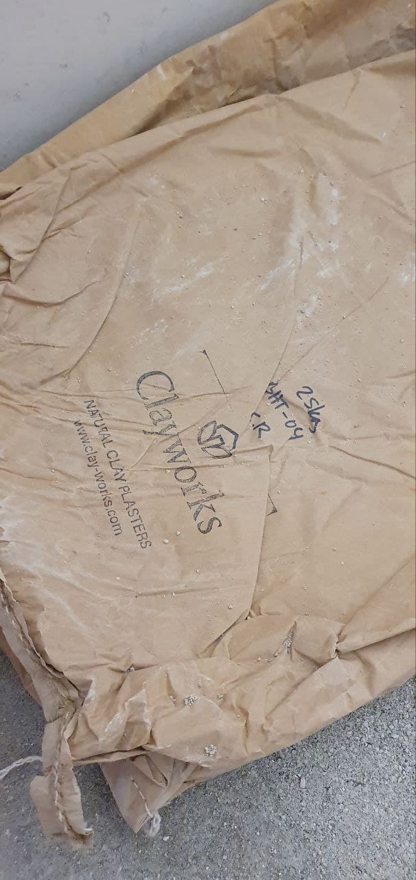 Dettaglio sacco di intonaco naturale Clayworks utilizzato per le finiture a parete del ristorante