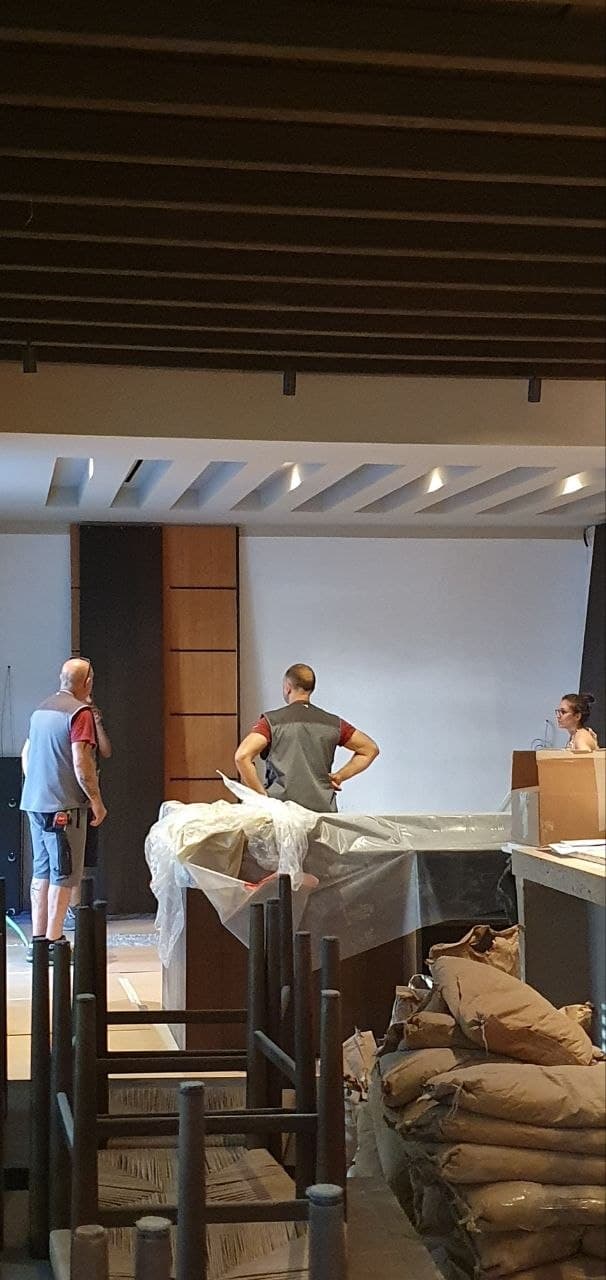 Sopralluogo in cantiere con committenti e progettista, bancone bar in costruzione e materiali